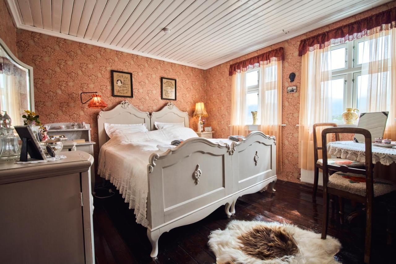 Heima I Stovu Hotel Hvalba ภายนอก รูปภาพ